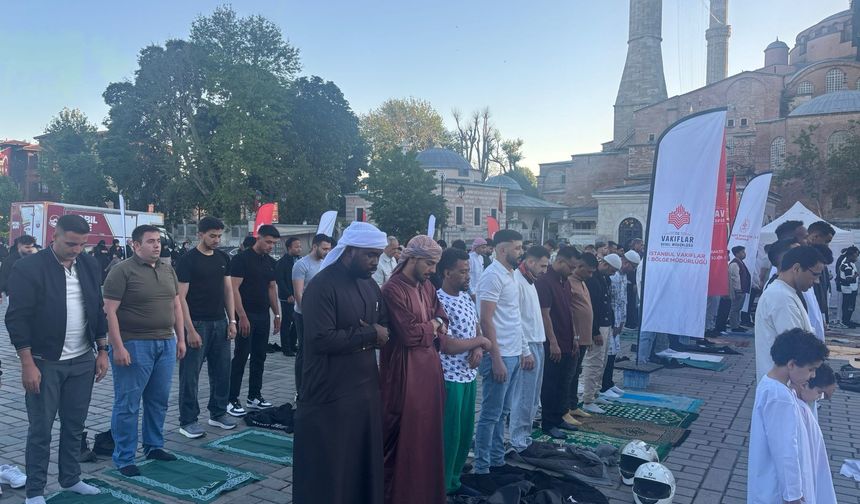Ayasofya’da Bayram Yoğunluğu: Vatandaşlar Kurban Bayramı Namazı İçin Akın Etti