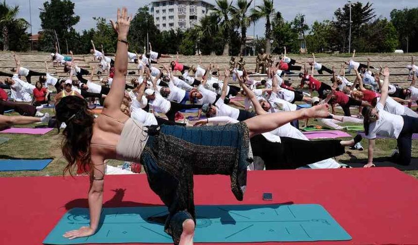 Dünya Yoga Günü’ne özel yüzlerce kadın yoga yaptı