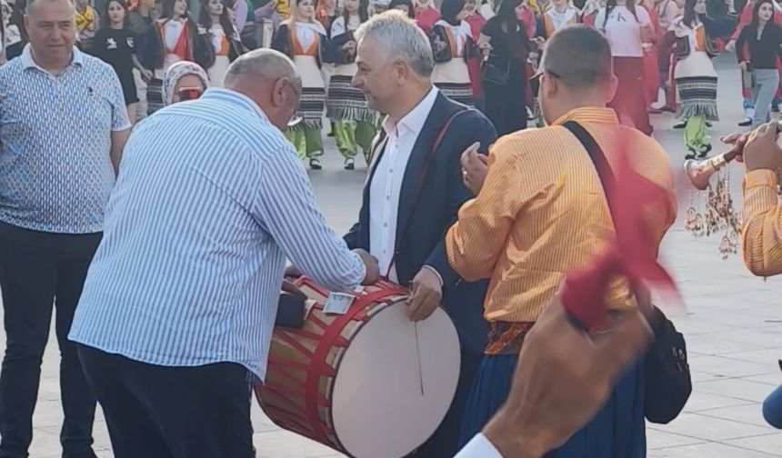 Davulu Eline Alan Federasyon Başkanı Korteje Damga Vurdu