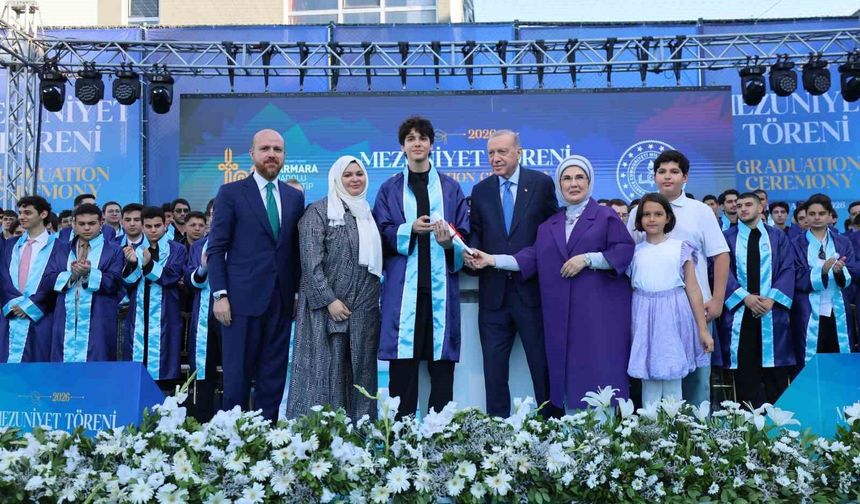 Cumhurbaşkanı Erdoğan, torunu Ömer Tayyip Erdoğan'a diplomasını takdim etti