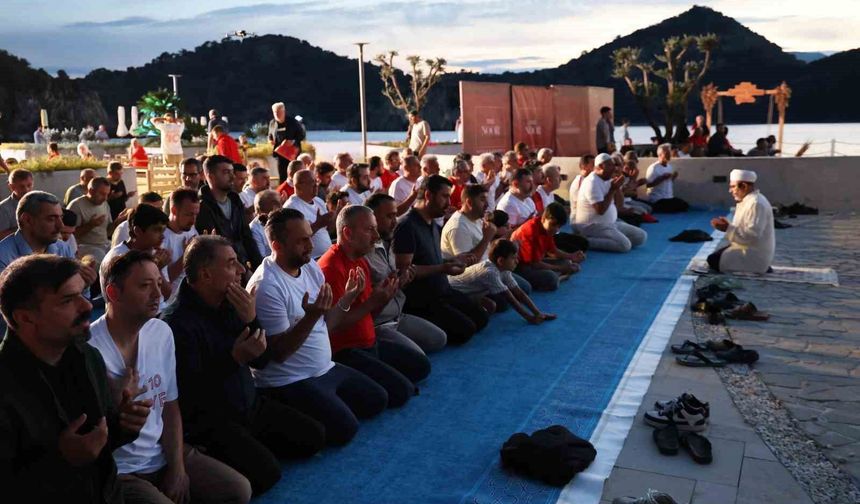 Tatilciler Milli Takıma destek için sahilde buluştu