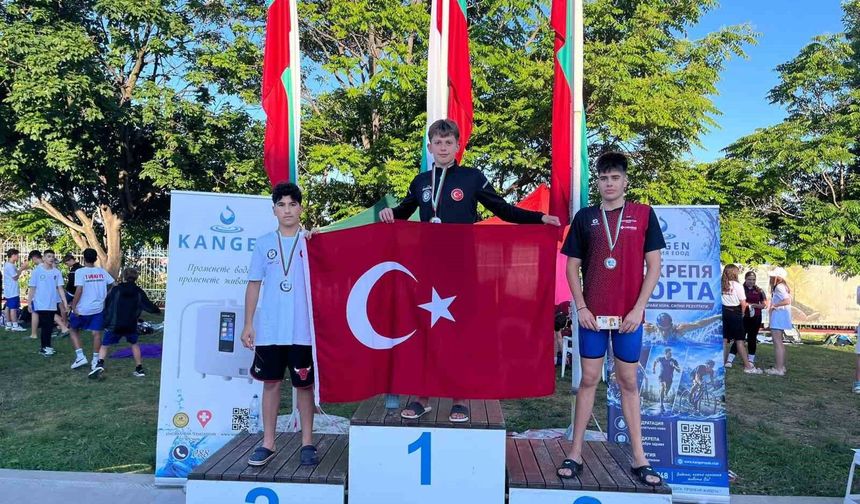 Yıldırımlı genç yüzücüler Türkiye'nin gururu oldu