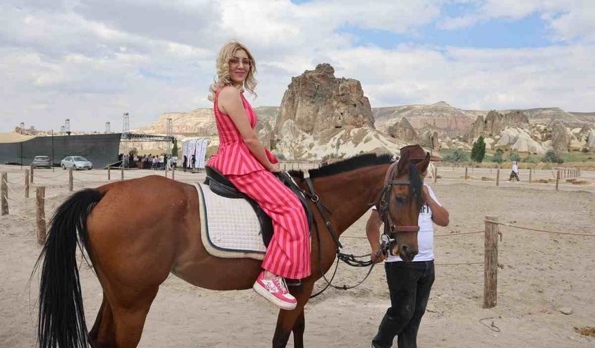 Kapadokya'da güzellikleriyle büyüleyen atlar podyuma çıktı