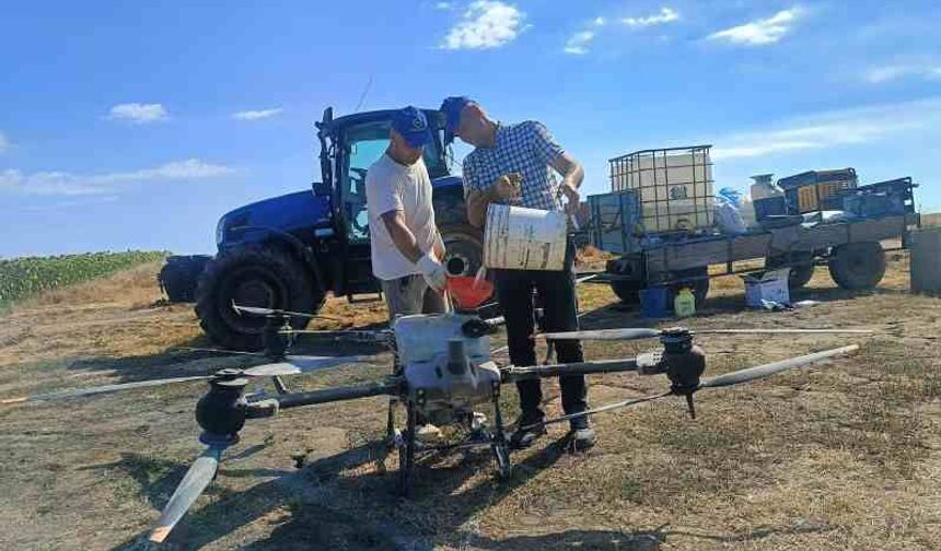 Edirne'de üreticiler tarlasını dronla ilaçlıyor, güneş enerjisiyle suluyor
