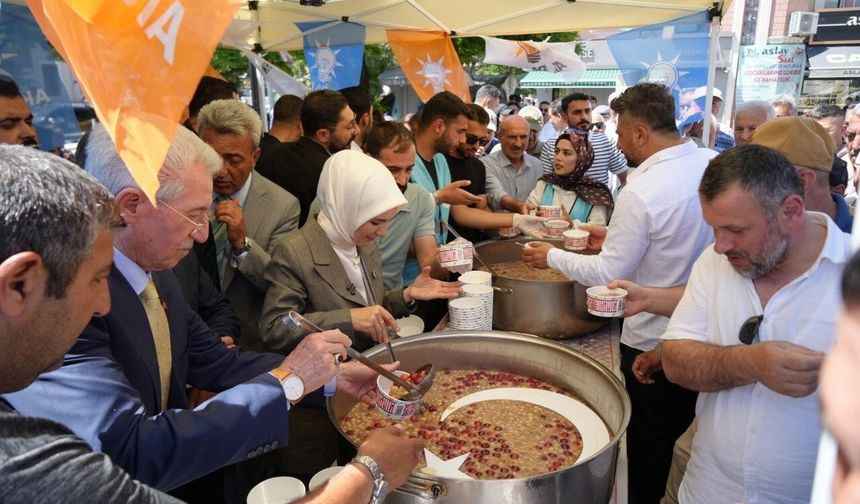 Bakan Göktaş, Erzincan'da aşure dağıttı, esnafı ziyaret etti