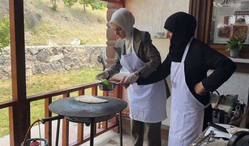 Bakan Göktaş, Erzincan'da kadın kooperatifinde gözleme pişirip ikram etti