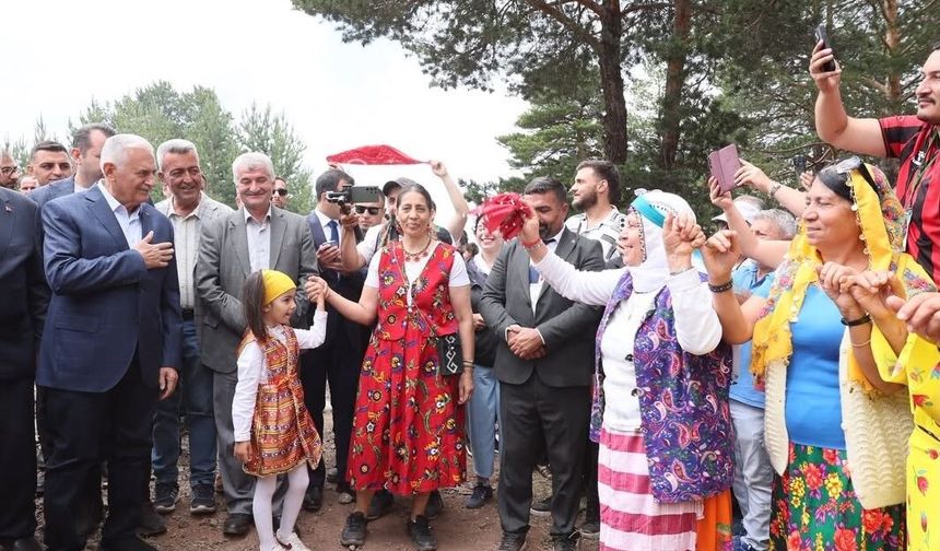 Binali Yıldırım Refahiye'deki Orçul Festivali'nde vatandaşlarla buluştu