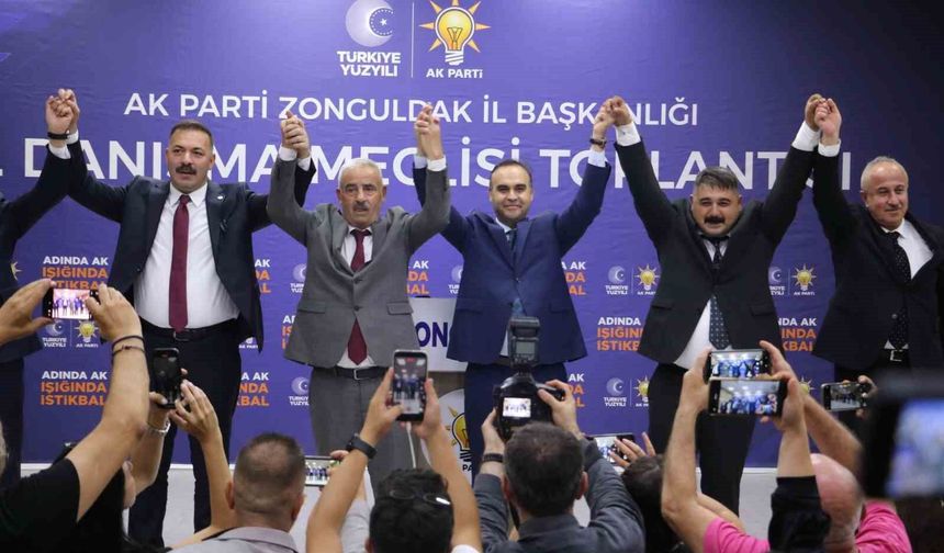 CHP'den istifa eden iki meclis üyesi AK Parti'ye geçti, rozetleri Bakan Kacır taktı