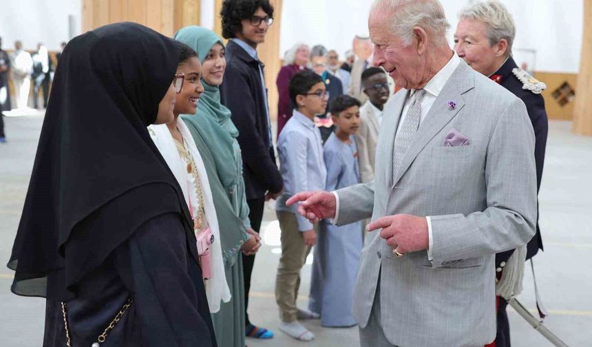 Kral III. Charles, Cambridge'de Avrupa'nın ilk ekolojik tasarımlı camisini ziyaret etti