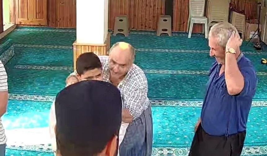 Namaz Kılmak İçin Camiye Gelen Çocuğa İmamdan Gönül Kazandıran Jest