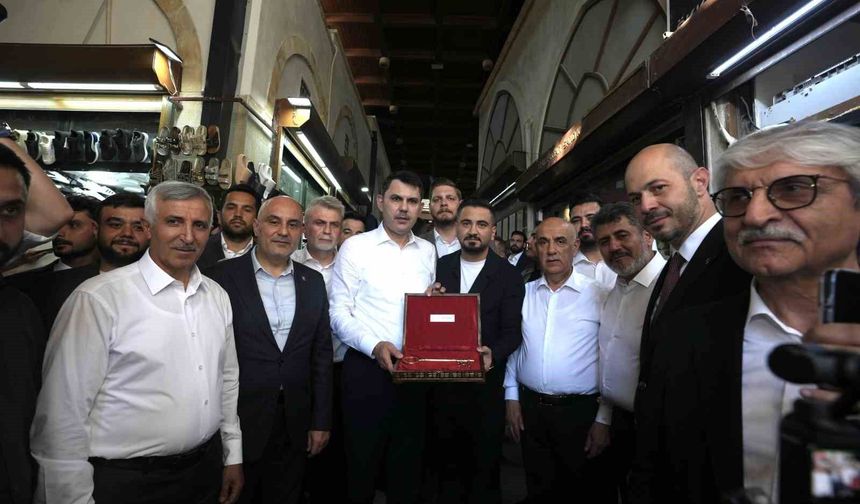 Bakan Kurum, Kahramanmaraş'ta Kapalıçarşı'yı ziyaret etti