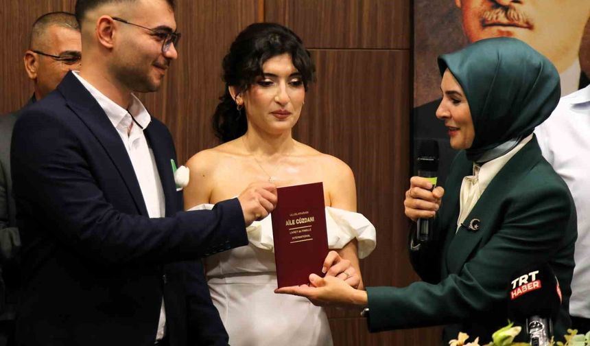 Bakan Göktaş, evlilik desteğinden yararlanan çiftin nikah şahidi oldu