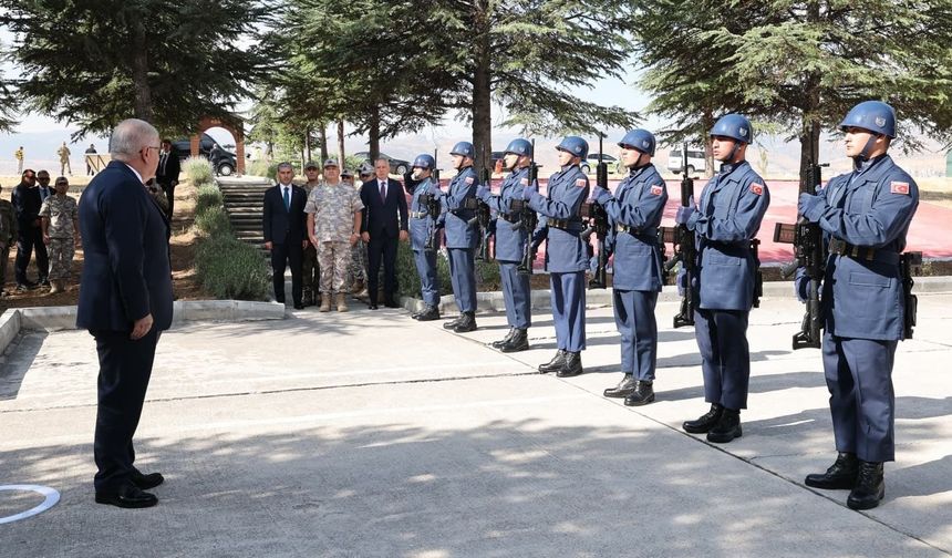 Bakan Güler, 17'nci Hava ve Füze Savunma Üs Komutanlığı'nı ziyaret etti