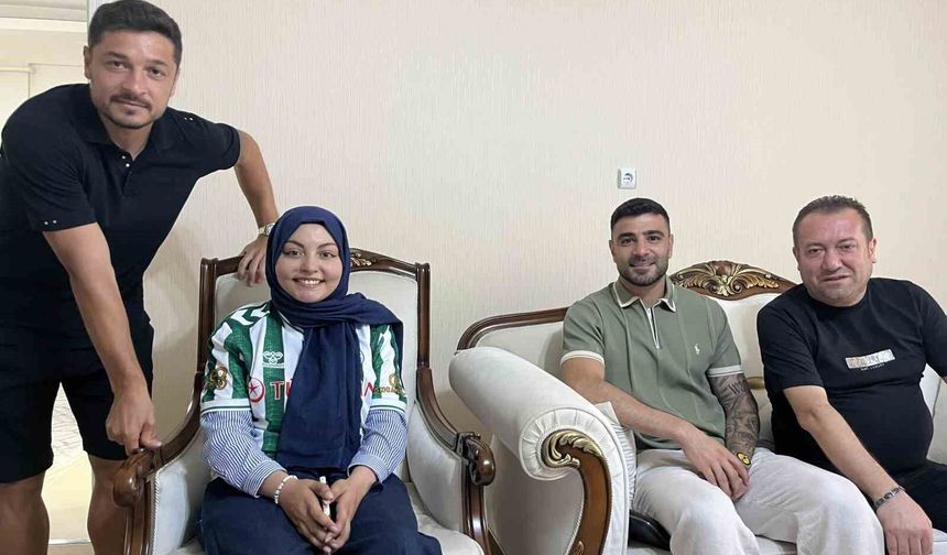 Konyaspor'dan omurilik kanseri tedavisi gören taraftar Sude Ay'a ziyaret