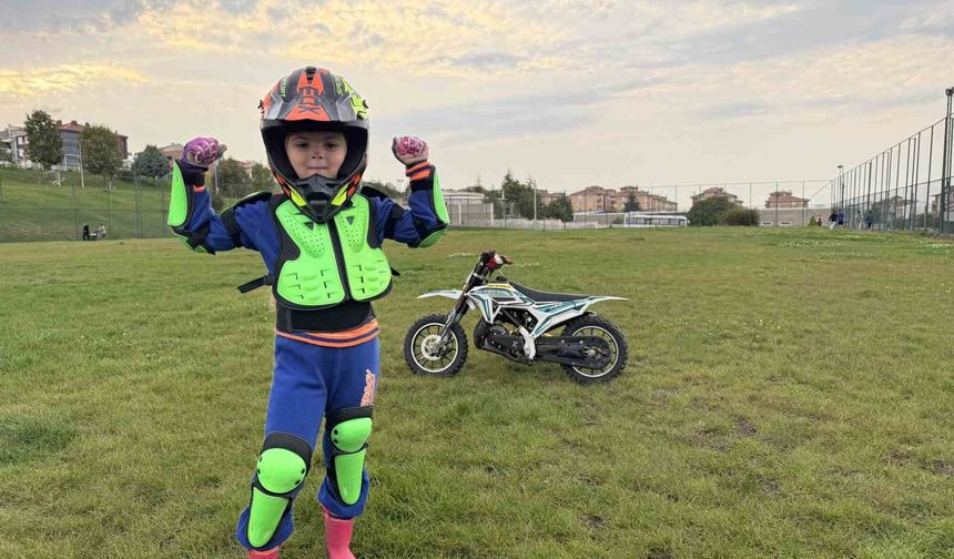 Minik İkra motosiklet ile tepeleri aşıyor, Zayn ile yarışmak istiyor