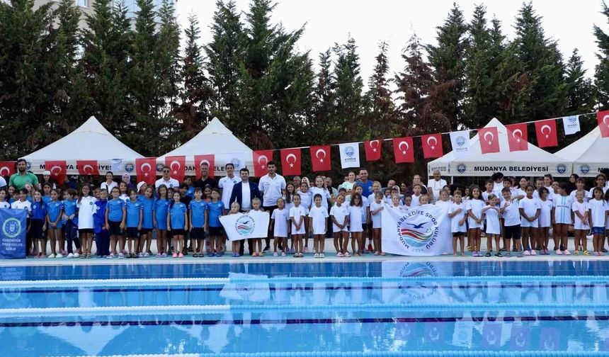 Mudanya Belediyesporlu yüzücüler madalyaları topladı