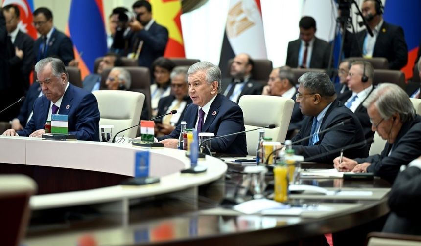 Özbekistan Cumhurbaşkanı Mirziyoyev: 'Bölgesel projelerin birbiriyle rekabet etmediği, tersine birbirini tamamladığı çok kutupluluğu destekliyoruz'
