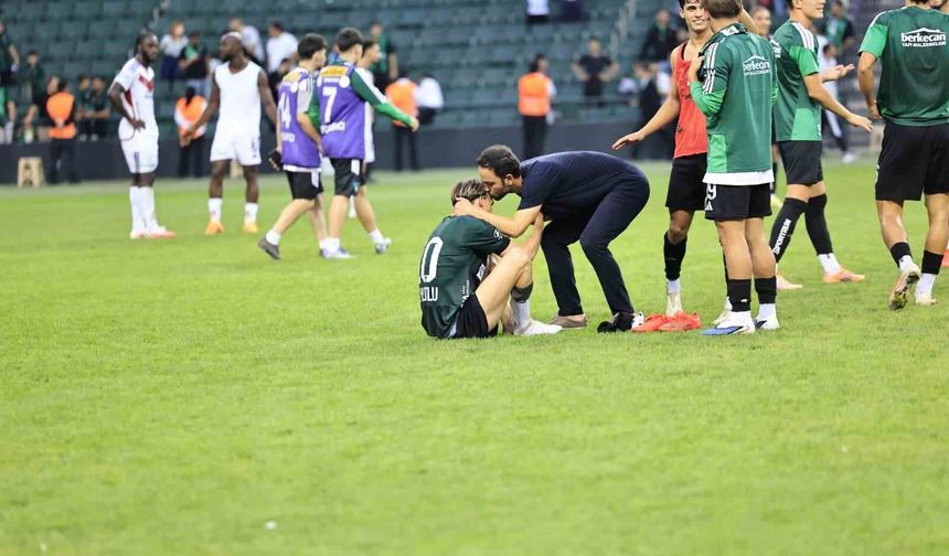 Selçuk İnan, Berkan Kutlu'yu maç sonu alnından öptü