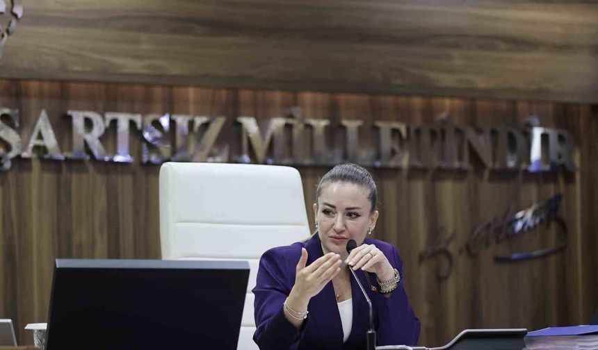 Büşra Özdemir'den AK Parti'ye geçeceği iddialarına yanıt: 'Biraz daha nezaketli davranmalarını rica ediyorum'