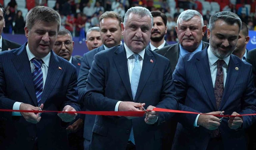 Gençlik ve Spor Bakanı Bak, Kırıkkale'de yeni spor salonunun açılışını yaptı