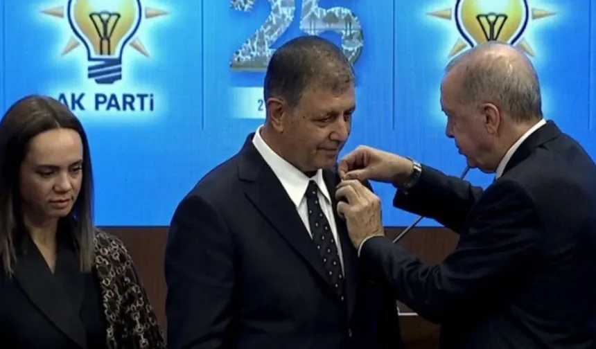 Cemil Tugay'a rozeti Erdoğan taktı, İzmir Büyükşehir Belediyesi AK Parti'ye geçti