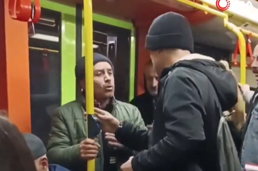 Metroda müzik çalan gençler ile rahatsız olan bir vatandaş arasında tartışma!
