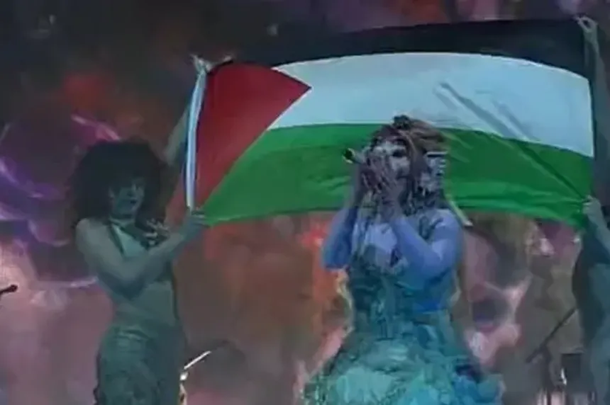 Amerikalı ünlü şarkıcı Melanie Martinez konserinde Filistin bayrağı açtı