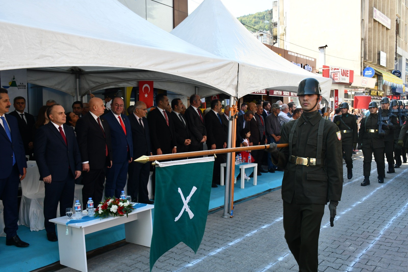 Artvin Valiliği önünde gerçekleştirilen tören, Vali Cengiz Ünsal, Garnizon Komutanı Piyade Albay Ali Osman Tokat, Belediye Başkanı Demirhan Elçin’in Atatürk Anıtı’na çelenk sunumuyla başladı.
