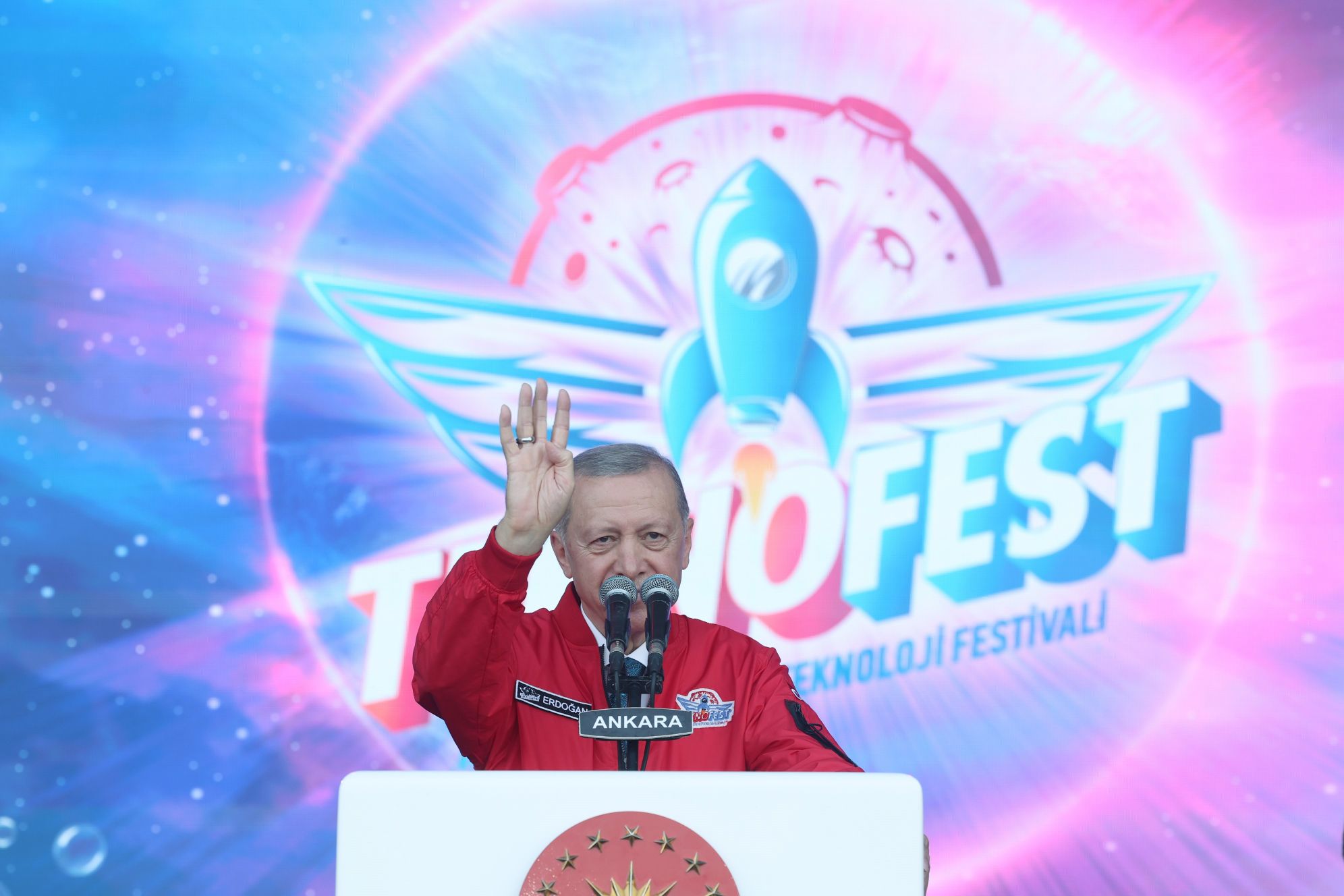 Cumhurbaşkanı Recep Tayyip Erdoğan, Etimesgut Havaalanı'nda düzenlenen dünyanın en büyük havacılık, uzay ve teknoloji festivali TEKNOFEST etkinlik alanını ziyaret etti. Cumhurbaşkanı Erdoğan, TEKNOFEST'e katılanlara teşekkür etti. TEKNOFEST’in Cumhuriyetin 100. yılı anısına 3 şehirde yapıldığını belirten Erdoğan, “Bunlardan TEKNOFEST İstanbul 27 Nisan-1 Mayıs tarihleri arasında gerçekleştirildi. Bugün birlikte olduğumuz TEKNOFEST Ankara 30 Ağustosta başladı, 3 Eylül’de bitiyor. Eylül sonunda yapılacak İzmir TEKNOFEST'te bu yılki teknoloji şöleni tamamlanacak. Her geçen yıl katılımcı ve ziyaretçi sayının katlanarak arttığı TEKNOFEST’e gösterilen ilgi bizi gerçekten çok sevindiriyor. Çünkü TEKNOFEST benim adeta evladım gibidir. Bundan 6 yıl önce 2017 yılında bir kucağıma torunum Aybüke'yi diğer kucağıma o günlerde fikri oluşum içindeki TEKNOFEST'i alma bahtiyarlığını yaşadım. Hem torunumun hem de milli teknoloji hamlesinin sembolü haline gelen bu güzel festivalin büyümesine, serpilmesine, gelişmesine bizzat şahitlik ettim. Ülkemiz ve milletimiz için çok önemli bir milat olan 2023 TEKNOFEST'ine ilkokuldan doktoraya kadar her seviyeden bir milyon gencimizin başvurduğunu öğrendik. İşte bu tablo Türkiye'ye Yüzyılı tablosudur. Milli mücadeleyi zafere ulaştıran Büyük Taarruz'un yıl dönümü olan 30 Ağustos'ta milletimizle paylaştığımız Cumhuriyetimizin 100. yıl yılı marşında ne diyor? Özgürlük tutkusu damarlarımda çelikten her nefer semalarımda, karmaşık gibi sarılmışız biz bize. ‘Tek yürek, bu millet en zor anında. Düşmanlar bir olsa yağsa, göklerden denizler köpürse taşsa dağlardan kimseyi eğmedik boynumuzu eğmeyiz, kahraman yarattı Türk'ü yaradan." diye konuştu.
