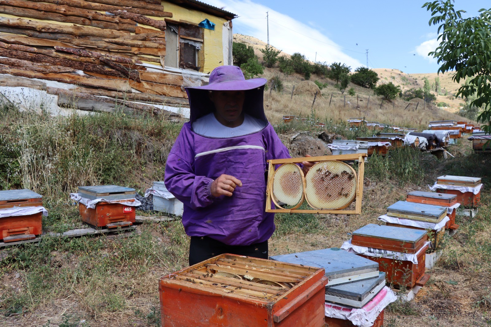 Erzurum’un Şenkaya ilçesi Doğanköy Mahallesinde arılarına yazmayı öğrettiğini belirten organik bal üreticisi Salim Eser, ilkbaharda arılarına verdiği dersleri kontrol ederken “arılarım sınıflarını geçtiler” dedi.
