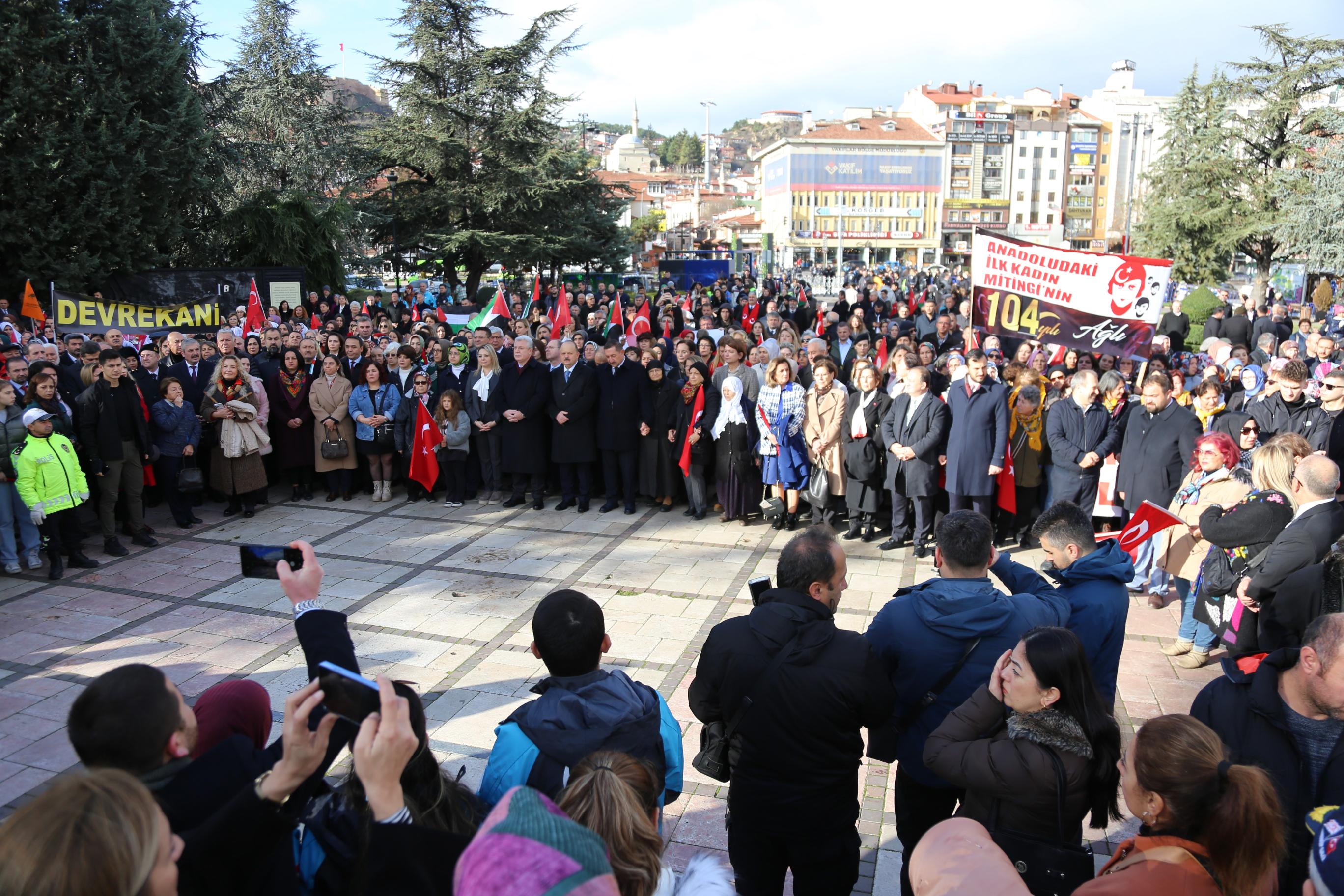 Anadolu'nun işgaline karşı Kastamonu'da 10 Aralık 1919 tarihinde gerçekleştirilen ilk kadın mitinginin 104. yıl dönümü, düzenlenen törenlerle kutlandı. İl merkezinde bulunan Kışla Parkı önünde bir araya gelen kadın dernekleri üyeleri ile vatandaşlar, önlerinde kağnı, ellerinde Türk bayraklarıyla Cumhuriyet Meydanı'na kadar yürüdü. Kadın dernekleri üyeleriyle siyasi partilerin kadın kolları temsilcileri, mitingin 104. yıl dönümü dolayısıyla Atatürk ve Şerife Bacı heykellerine çelenk bıraktı. Yüzlerce kişinin katıldığı yürüyüşte kadınlar, 104 yıl önceki birlik ruhunu yaşattı. Yürüyüşe, Kastamonu'nun ilçelerinde yaşayan kadınlar da yoğun katılım gösterdi. Yürüyüşe katılan Kastamonu Valisi Meftun Dallı, Kastamonu Belediye Başkanı Rahmi Galip Vidinlioğlu, milletvekilleri, protokol üyeleri ve STK temsilcileri de kadınlarla birlikte yürüdü. Yürüyüşte bazı vatandaşlar ise İsrail'in Filistin'deki zulmüne dikkat çekmek için Filistin bayrakları ile yürüdü.
