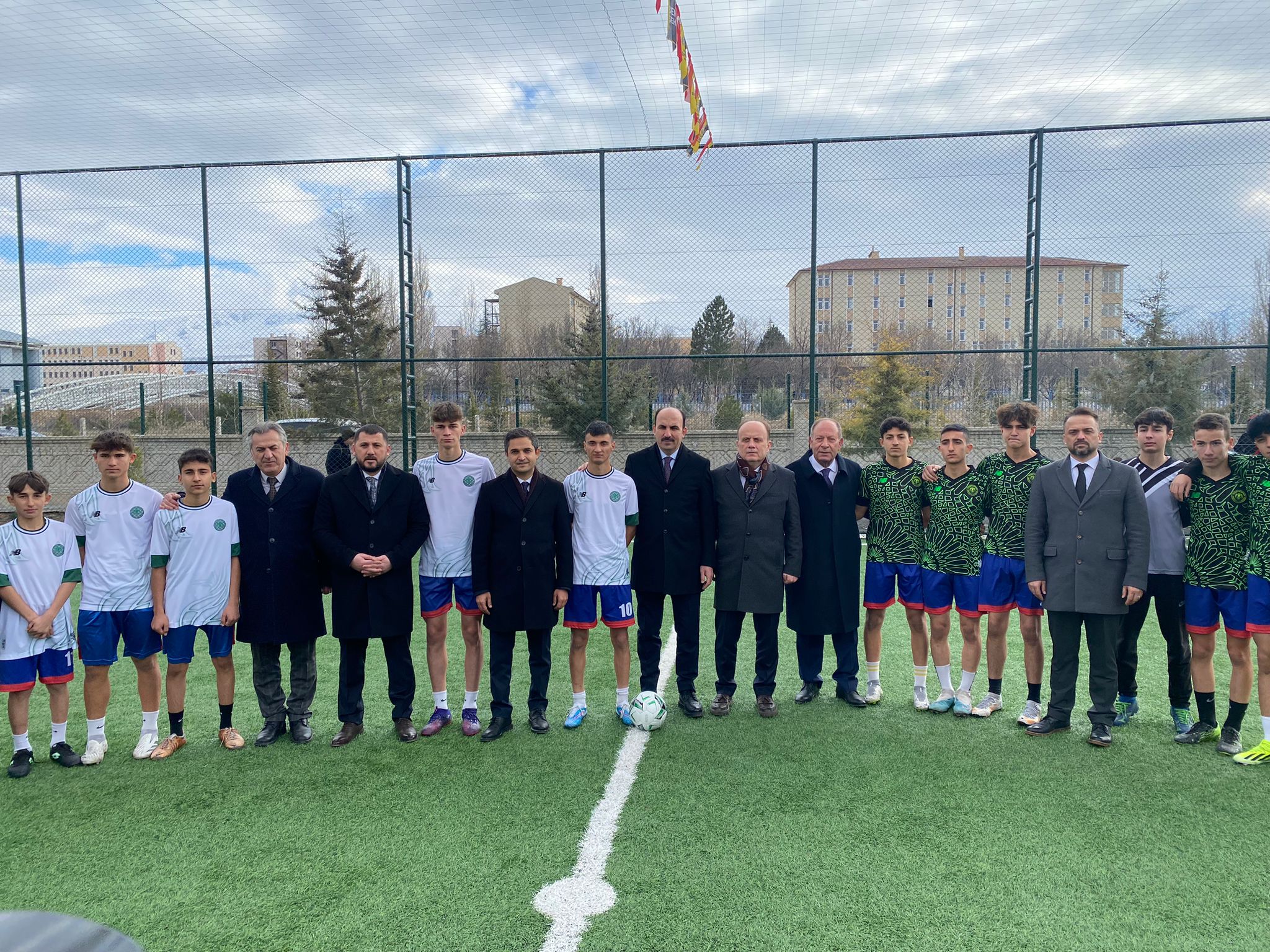 Halı saha açılış törenine katılan Konya Büyükşehir Belediye Başkanı Uğur İbrahim Altay ve Ereğli Belediye Başkanı Hüseyin Oprokçu öğrencilerin maçını da birlikte izlediler.