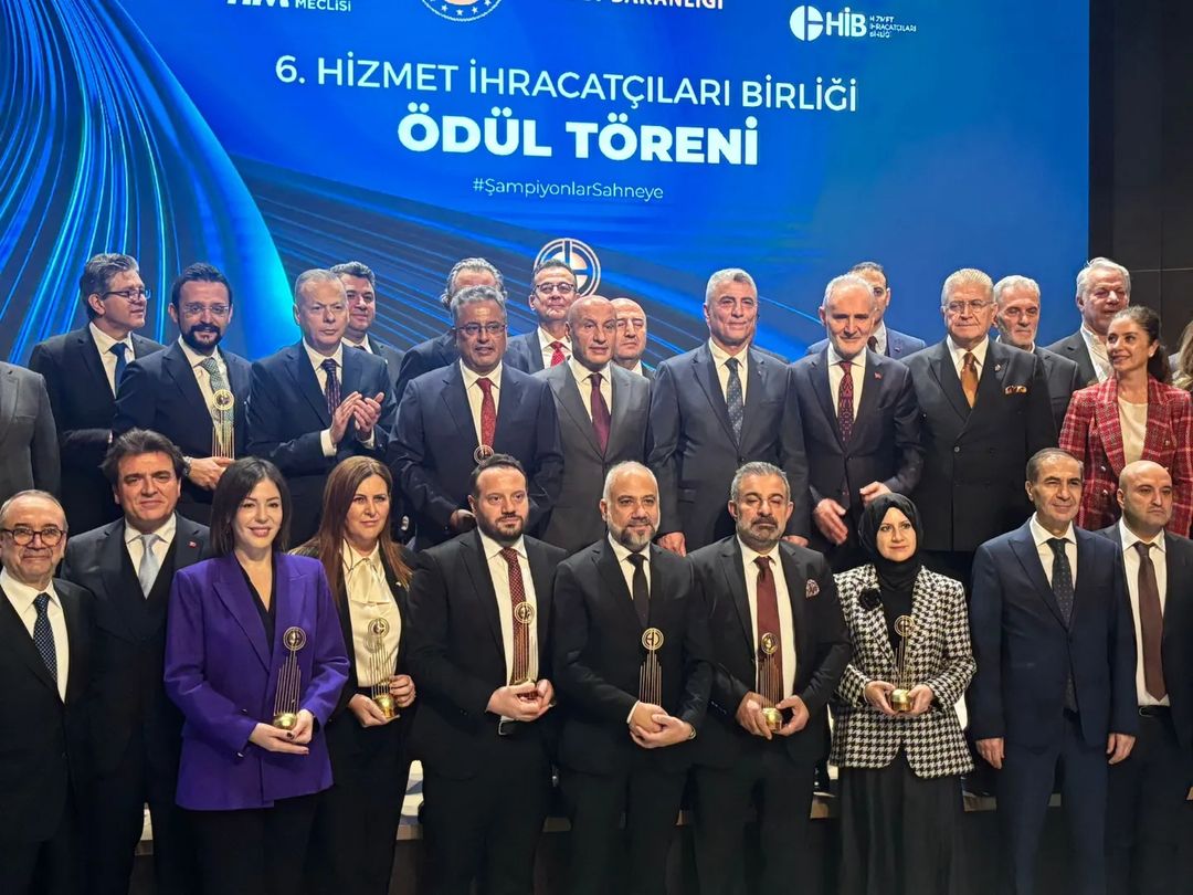 İstanbul Aydın Üniversitesi Olarak Hi̇b 2023 Yılı Hizmet İhracatının Şampiyonları Ödül Töreni’nde Eğitim Iharacatı Alanındaki Üstün Başarılarımızdan Dolayı Ödüllendirildik. Bu Ödül, Uluslararası Arenada Sunduğumuz Eğit (1)