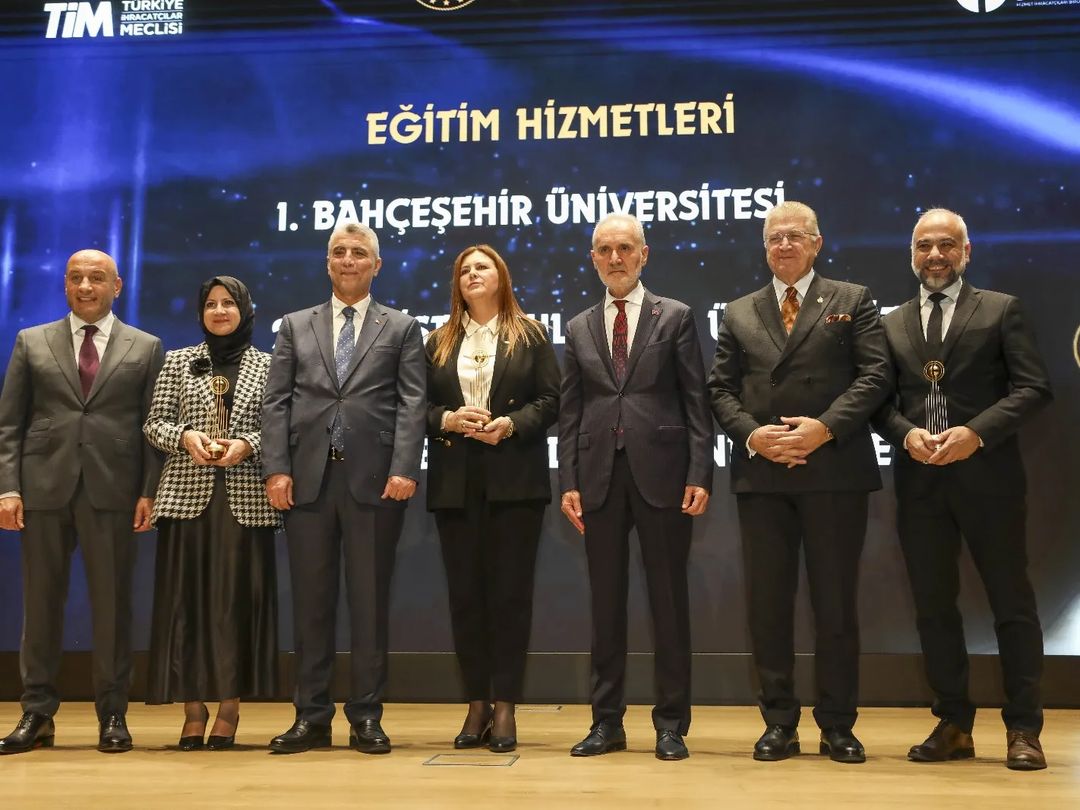 İstanbul Aydın Üniversitesi Olarak Hi̇b 2023 Yılı Hizmet İhracatının Şampiyonları Ödül Töreni’nde Eğitim Iharacatı Alanındaki Üstün Başarılarımızdan Dolayı Ödüllendirildik. Bu Ödül, Uluslararası Arenada Sunduğumuz Eğit (2)