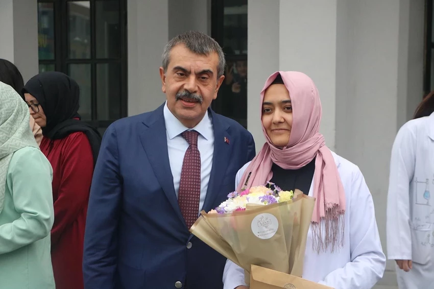 Bakan Tekinden Okullara Surpriz Zi 79Y0