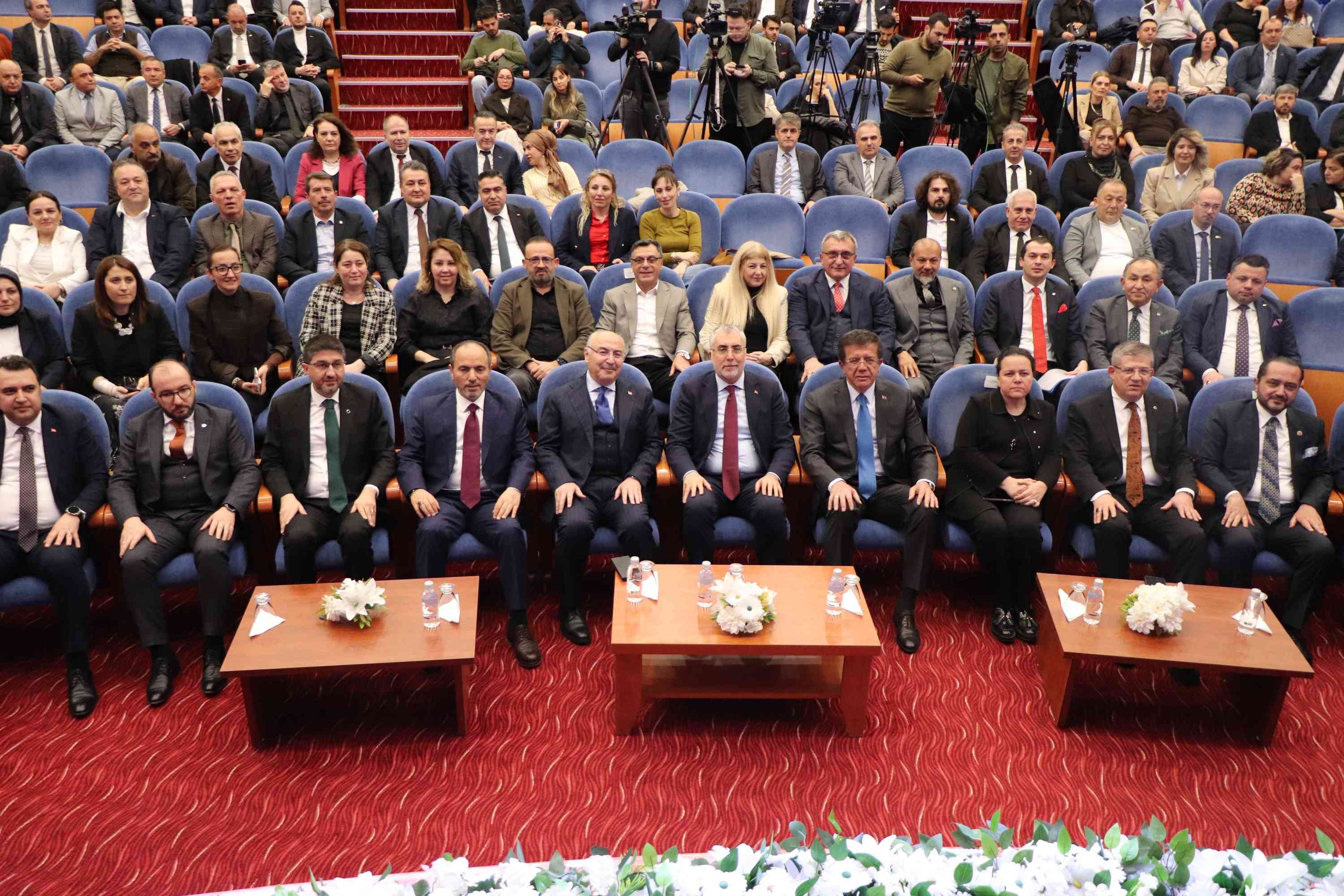 Bakan Işıkhan, gençleri heyecanlandıran müjdeleri ardı ardına verdi