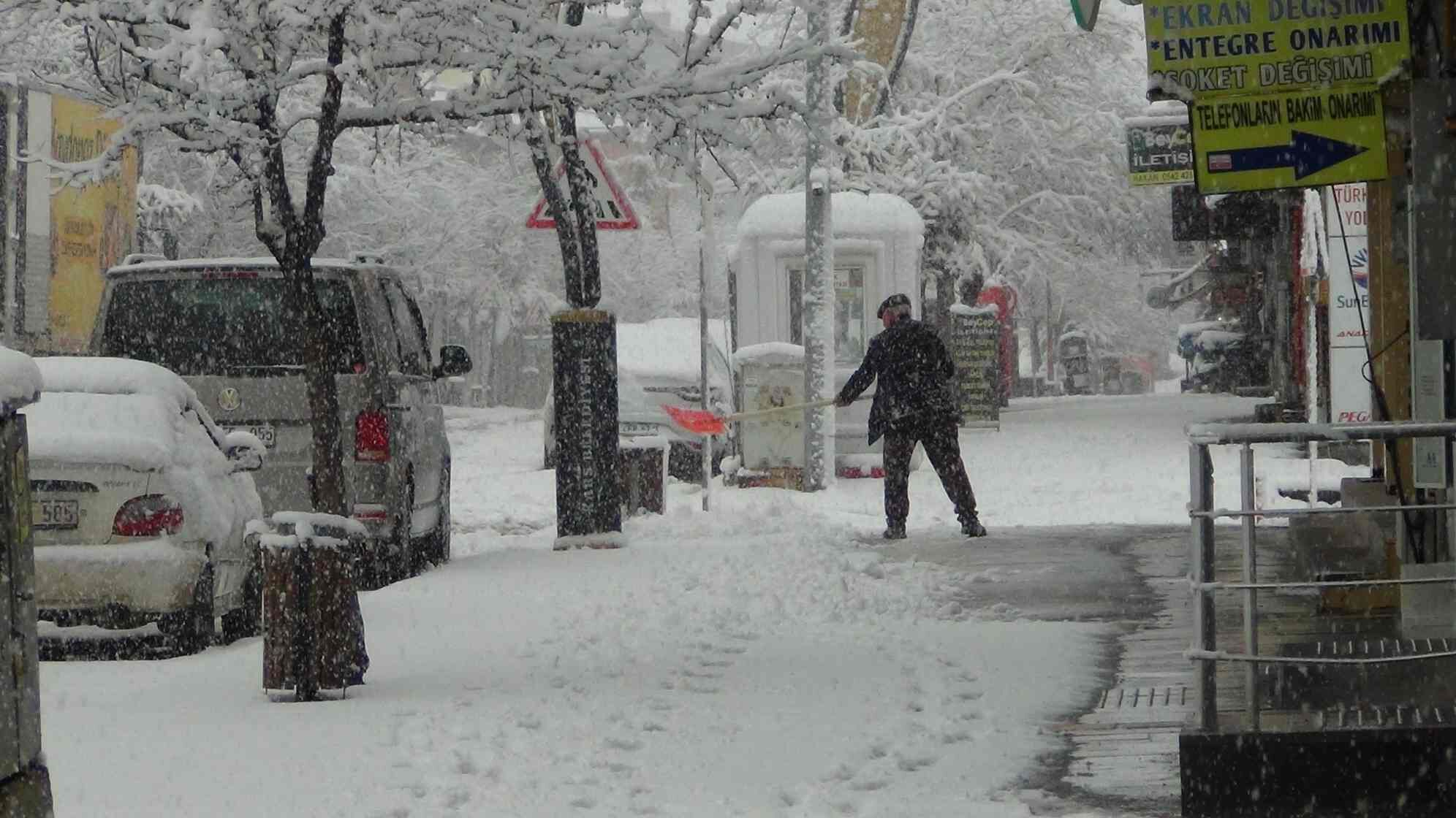 Kars Nisan’da Kışı Yaşıyor: Kar Kalınlığı 30 Santimi Aştı