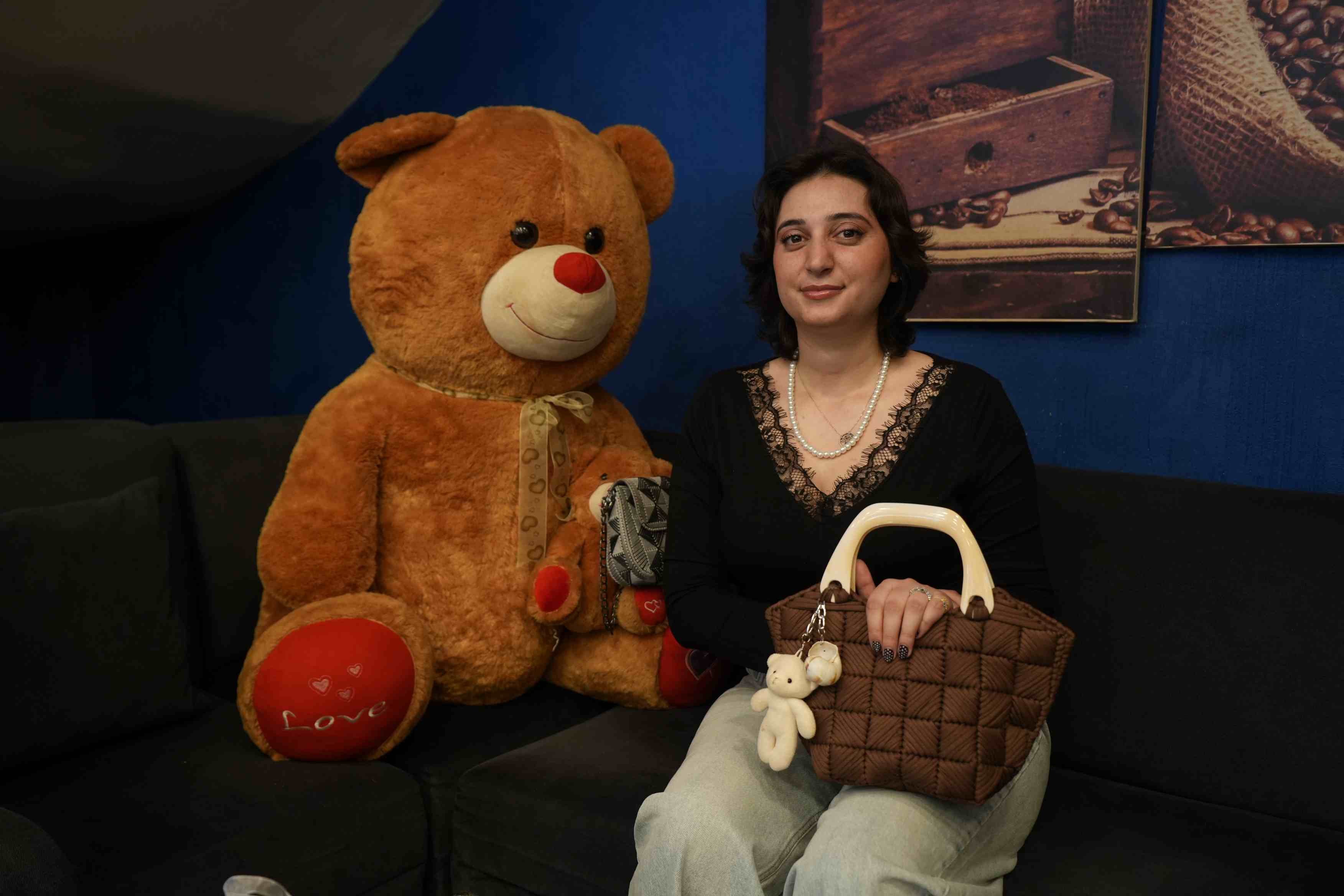 Üniversite öğrencisi genç kızın el emeği çantaları gelir kapısı oldu