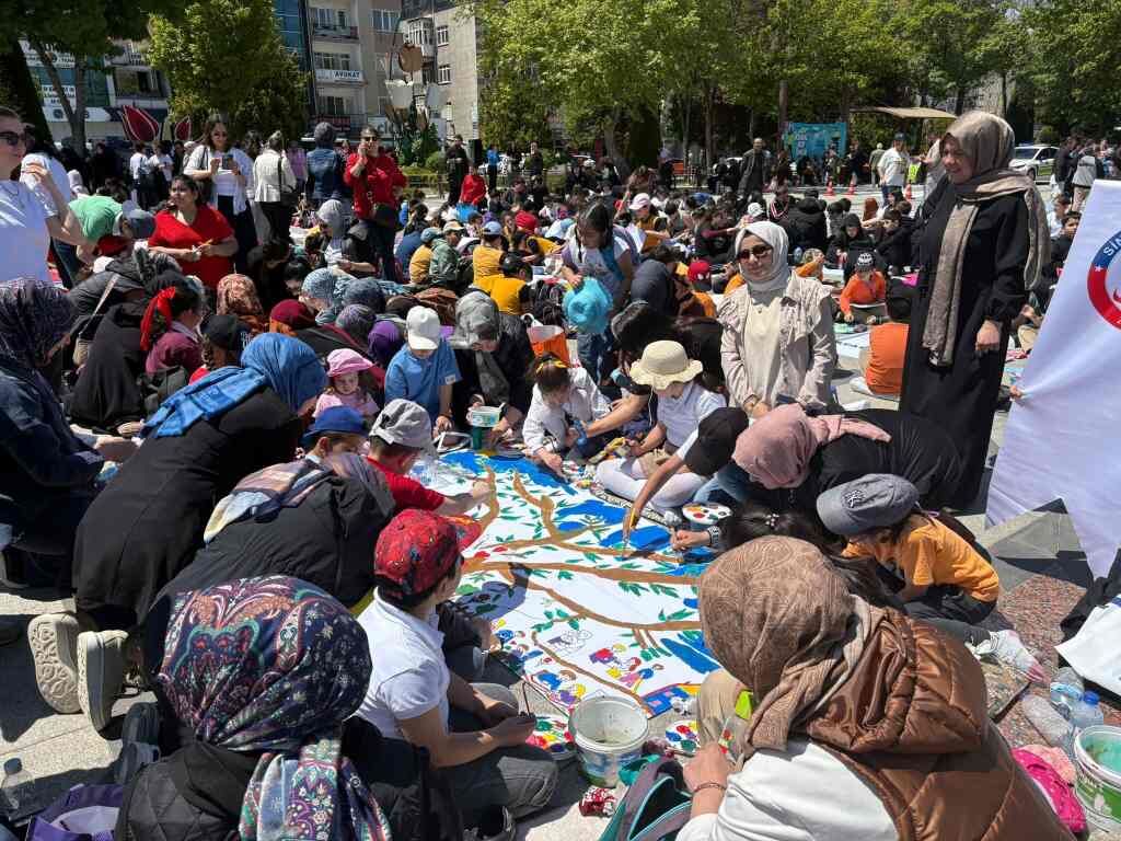 2 bin 200 öğrenci sanat festivalinde 50 metrelik dev brandayı boyadı