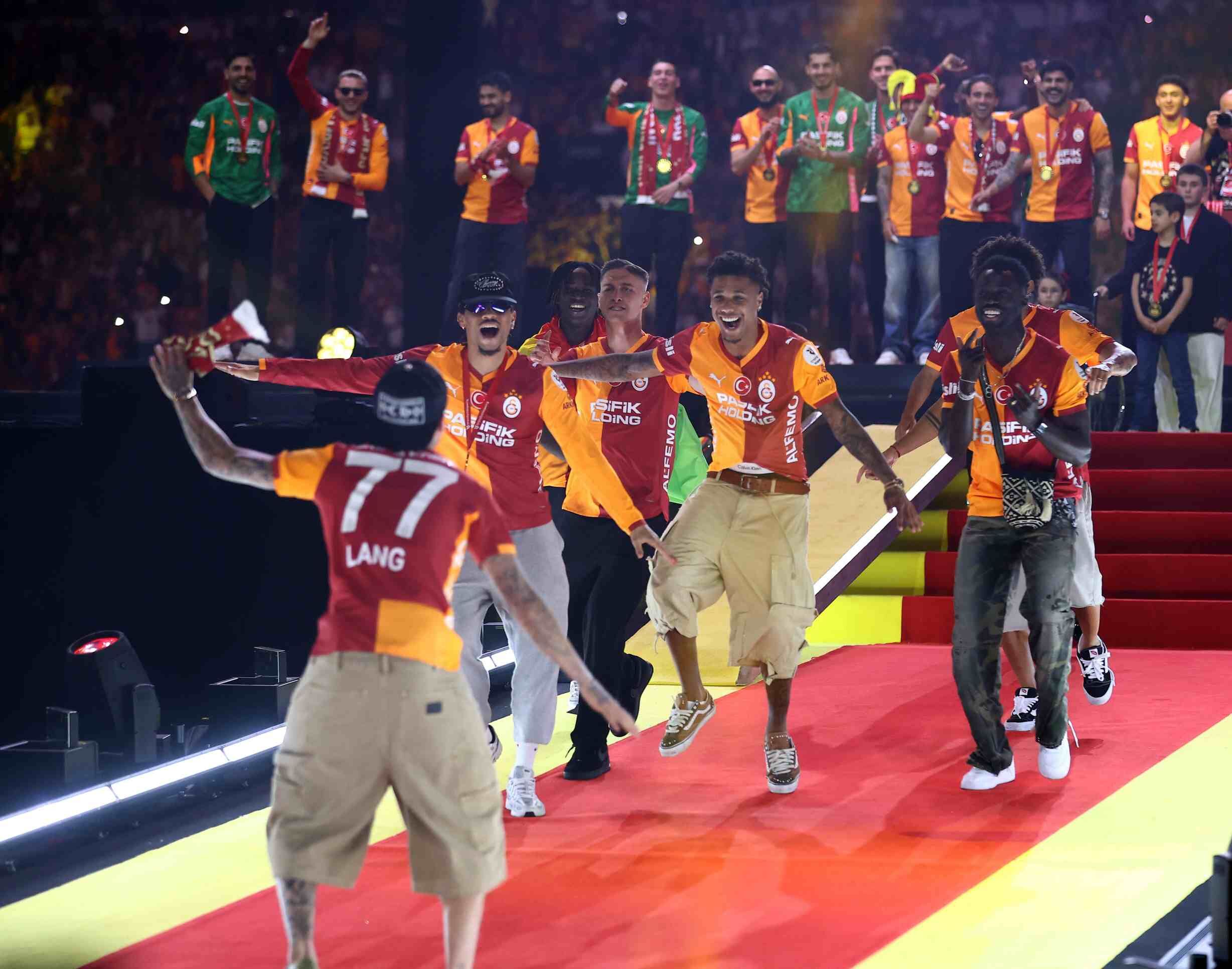 Trendyol Süper Lig şampiyonu Galatasaray, stadyumda düzenlenen törenle kupasını aldı