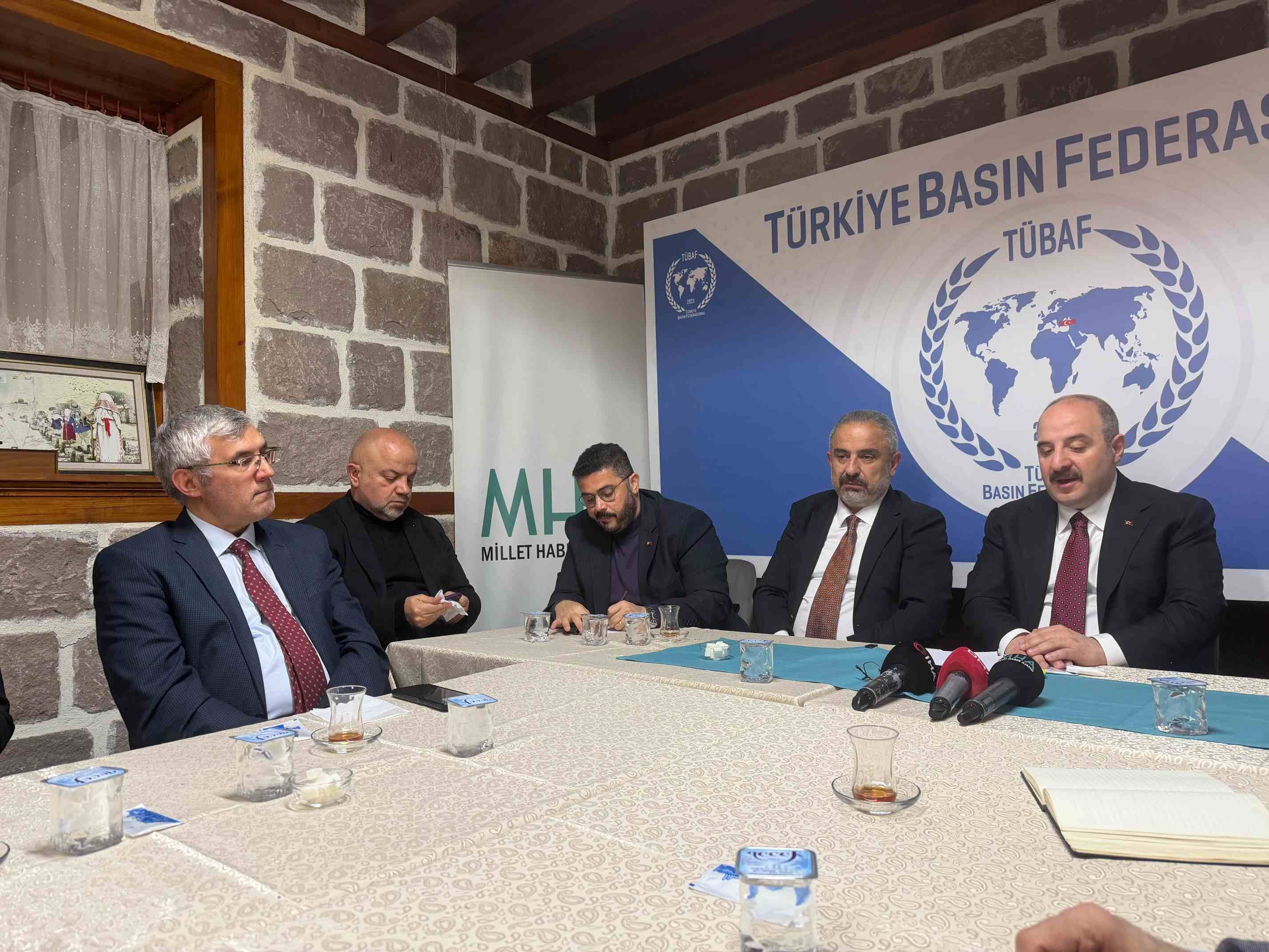 Mustafa Varank: "Şu anda partinin bütün dizaynını Özgür Özel'e göre yapıyorlar"