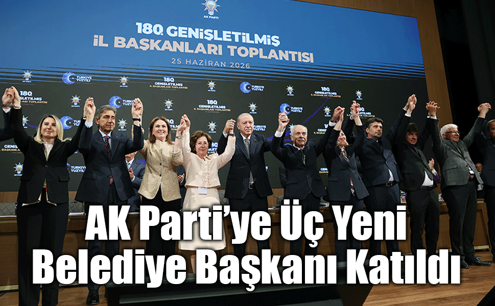 AK Parti’ye Katılım Töreni: Üç Belediye Başkanı Rozetlerini Erdoğan’dan Aldı