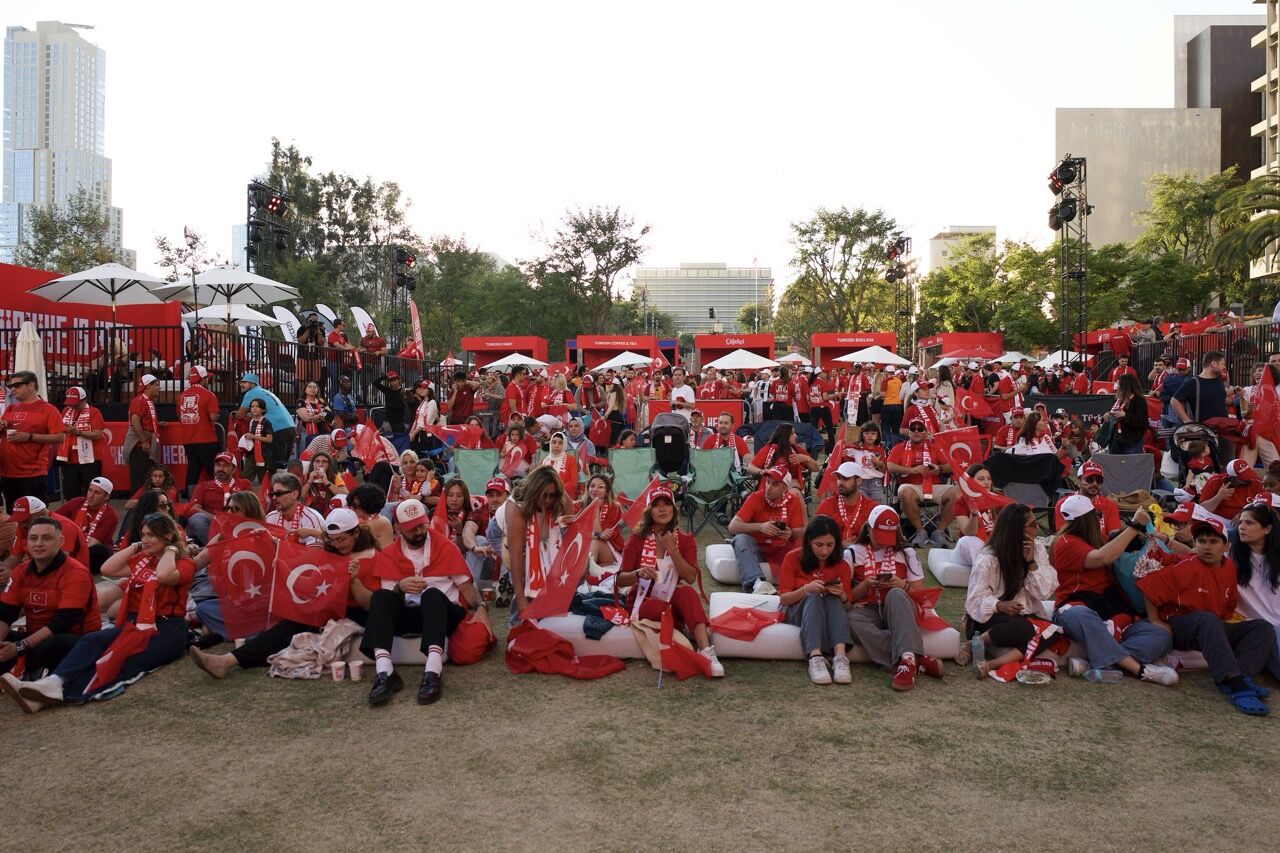 Los Angeles’ta Kirmizi Beyaz Gece (10) Large