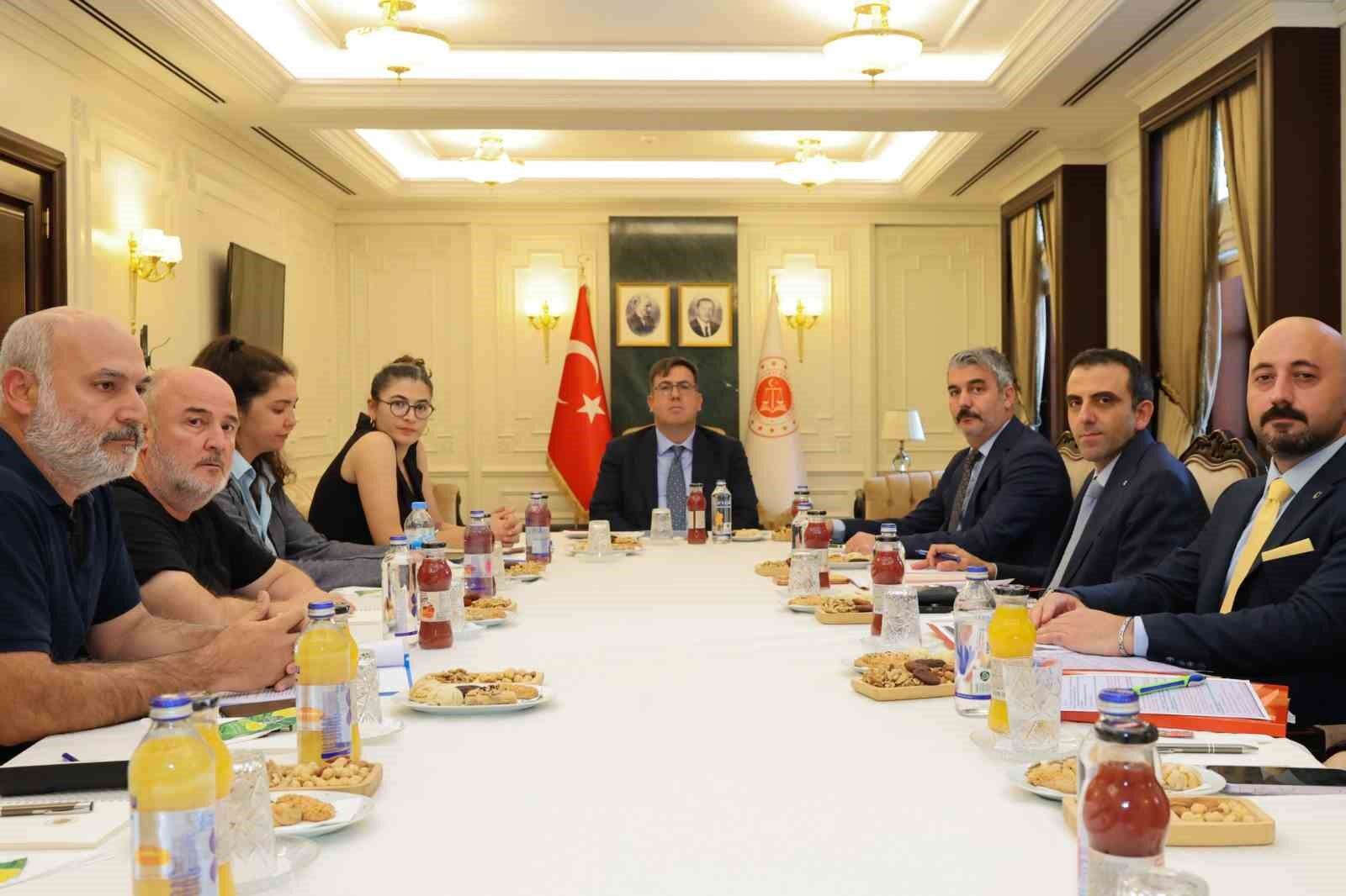 Adalet Bakan Yardımcısı Tuncay, Adalet Peşinde Aileleri Platformu üyeleriyle bir araya geldi