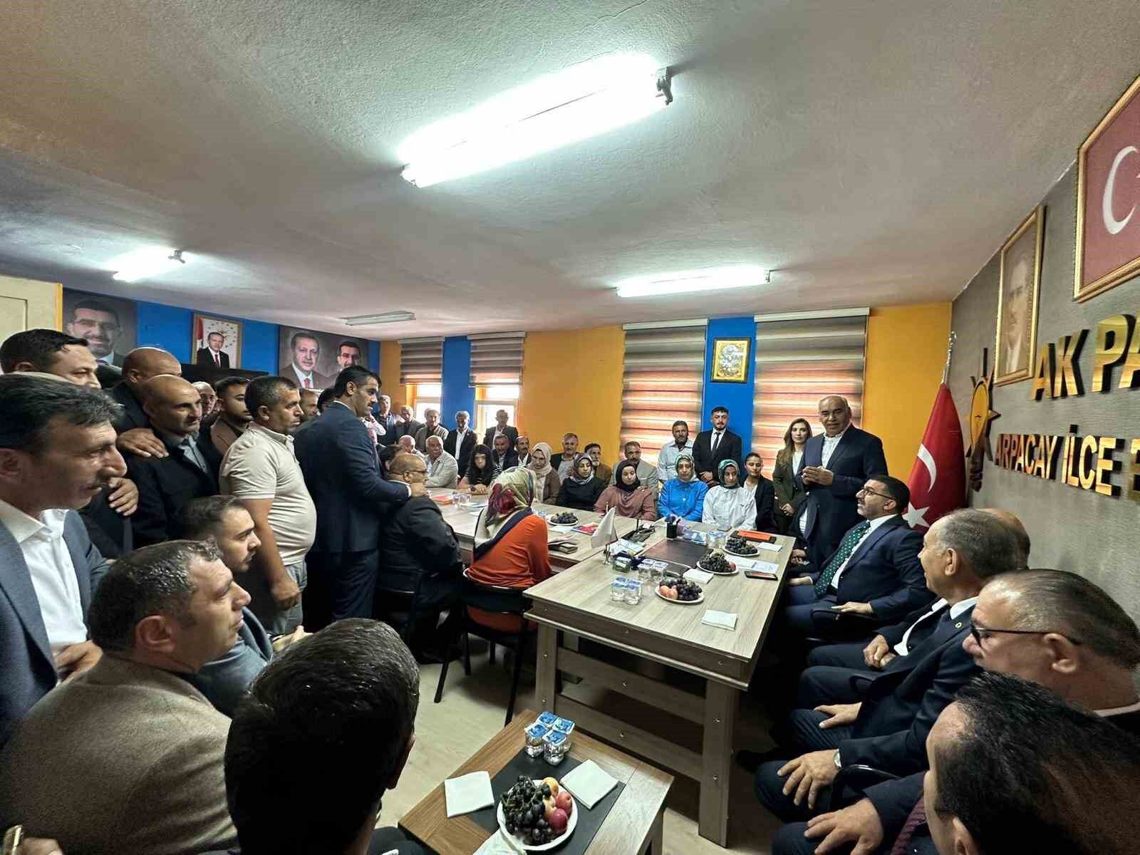 AK Parti Kars'ta ilçe teşkilatlarını buluşturdu: 'Birlik ve beraberlik içinde çalışmaya devam edeceğiz'