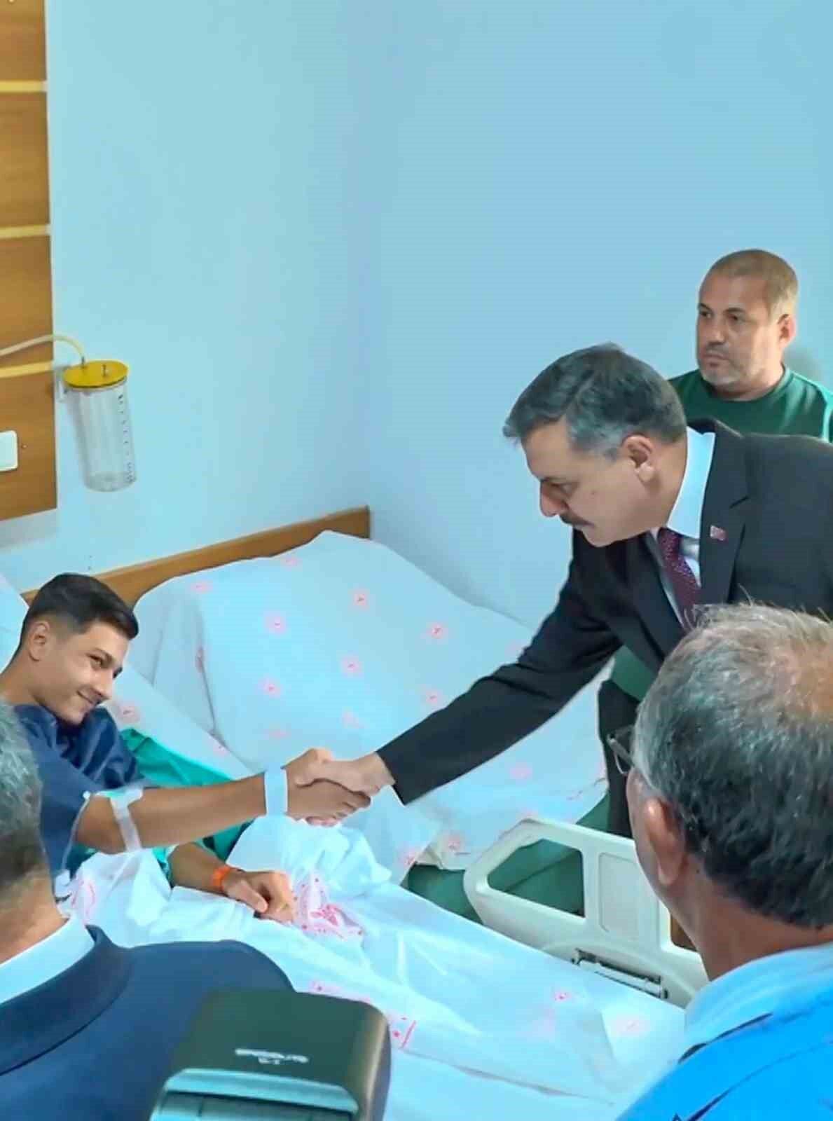 Bakan Tekin ve Bakan Çiftçi yaralı öğrencileri ziyaret etti