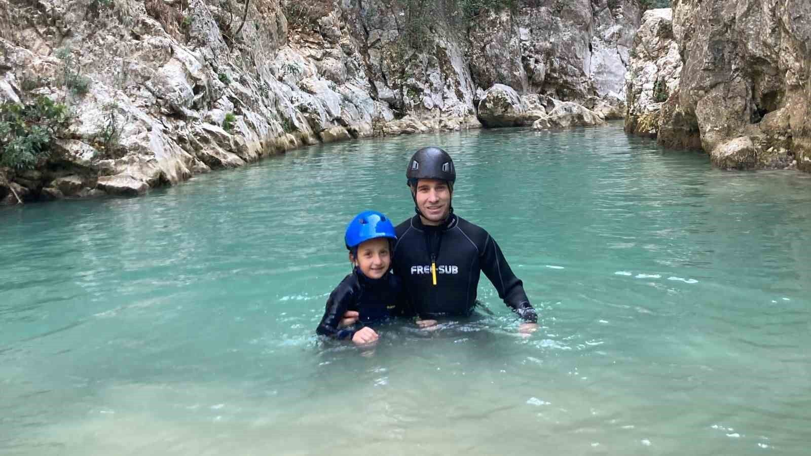 Bursa'nın en genç kanyoncusu: 8 yaşındaki Asya, Abadiye Kanyonu'nu geçti