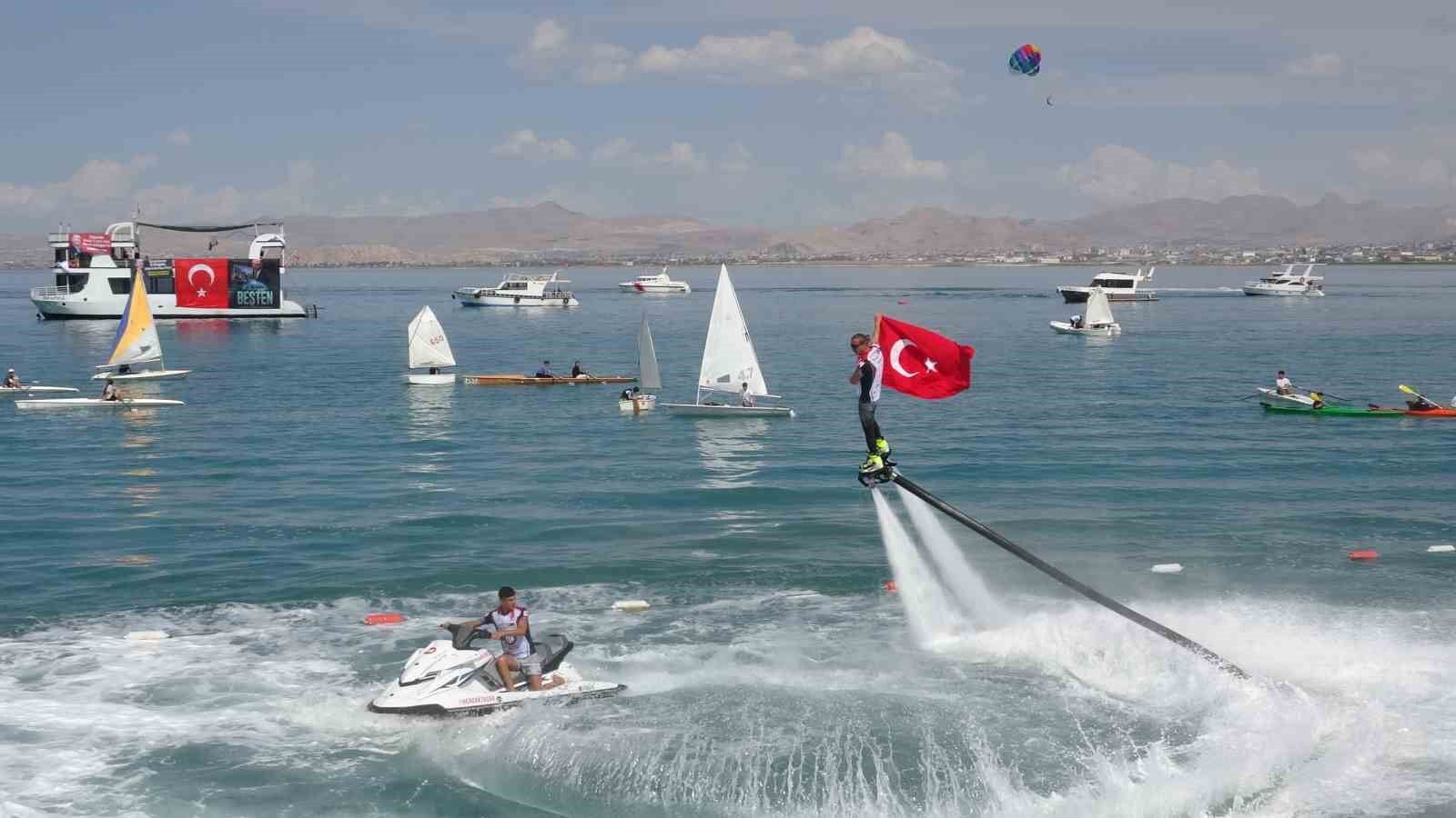 Van'da GölFest heyecanı: Türk bayrağıyla flyboard gösterisi nefes kesti
