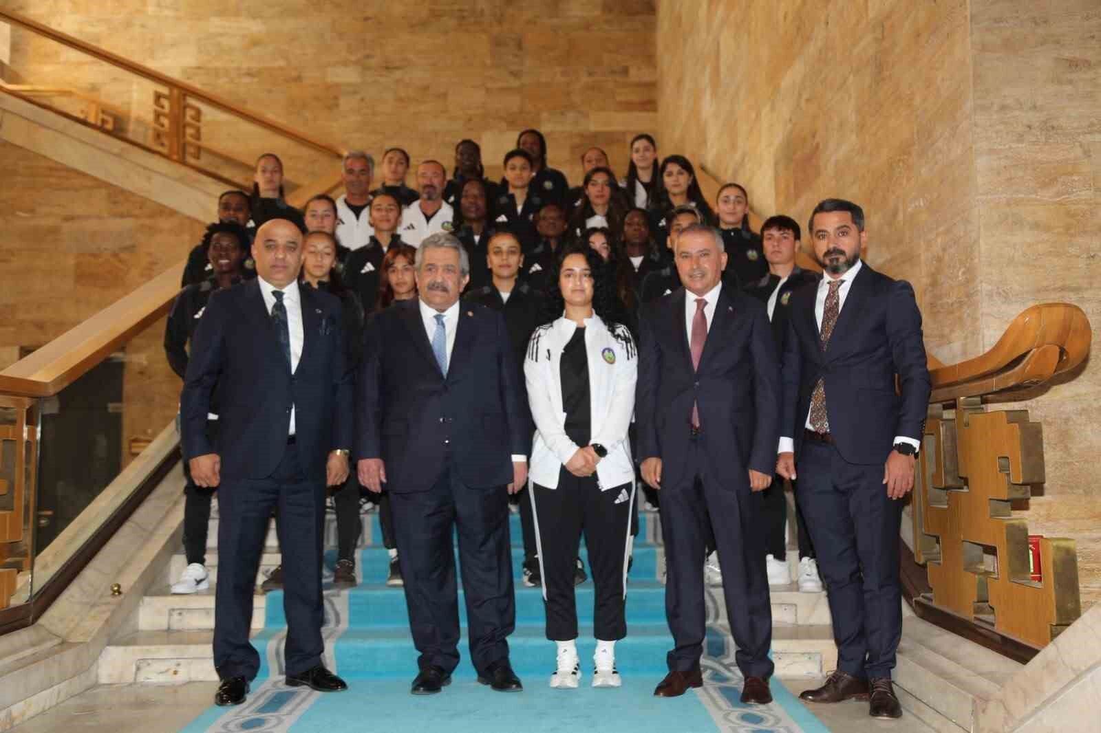 Yüksekova Spor Kulübü'nden MHP Genel Başkan Yardımcısı Yıldız'a ziyaret