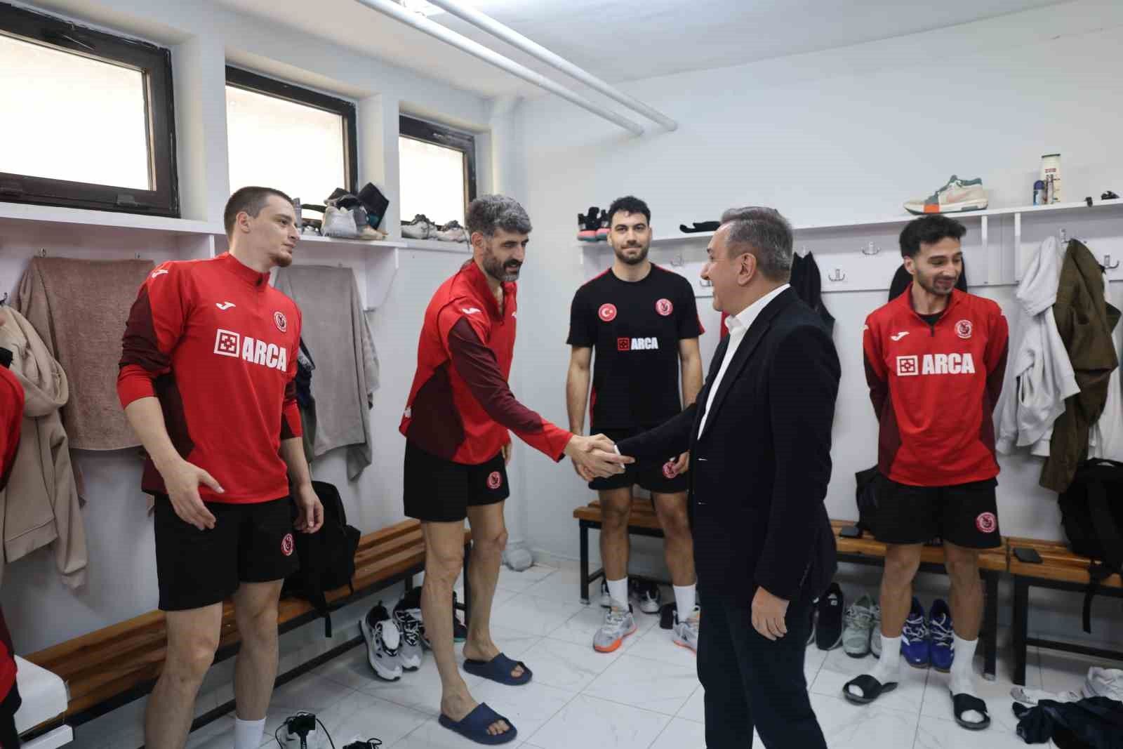 Başkan Dere'den maç öncesi Sungurlu Belediyespor ile Galatasaray Madeş Mobilya takımlarına ziyaret